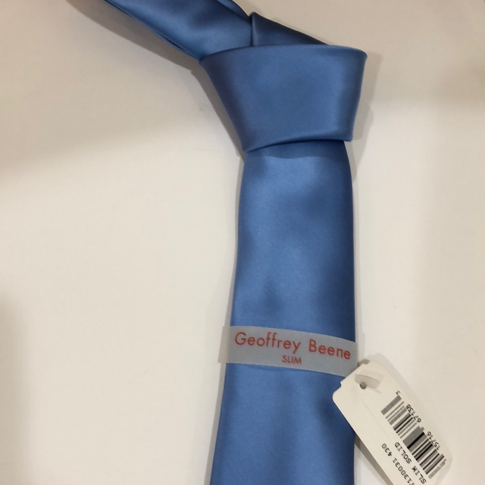 NWT GEOFFREY BEENE MEN’s TiE light blue.